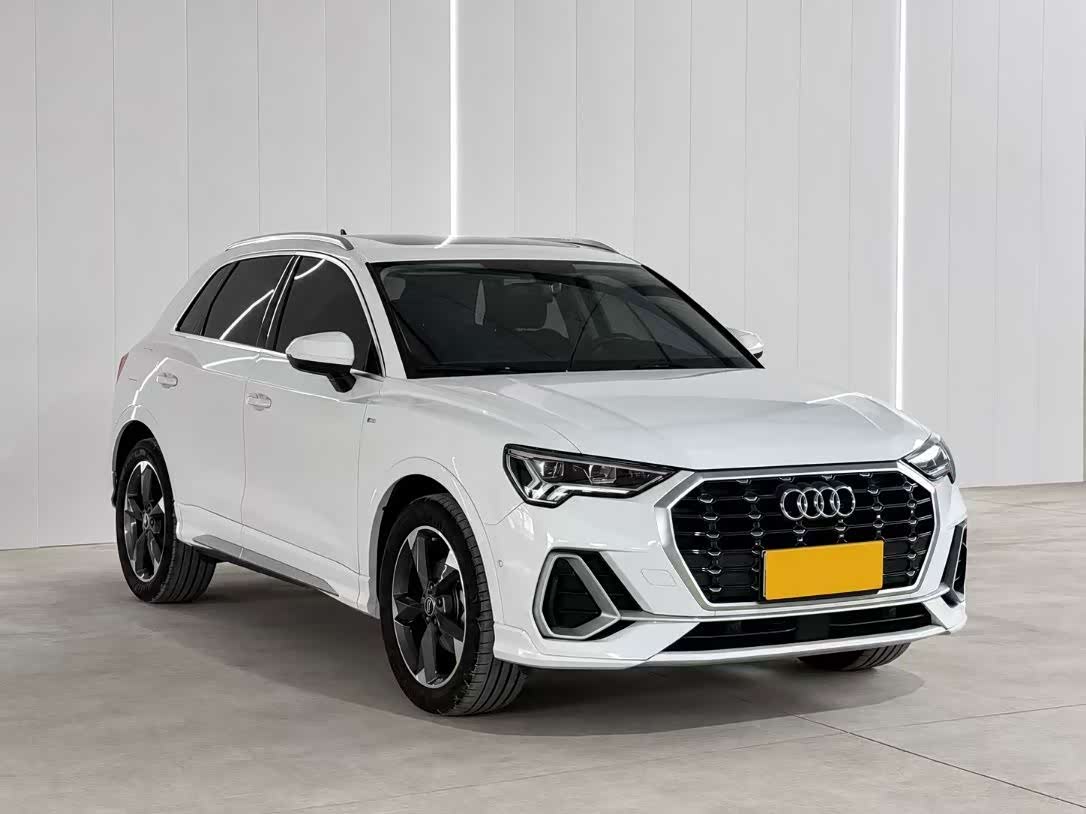 Audi Q3 1.4 л 2023 г. Белый, пробег 40000 км