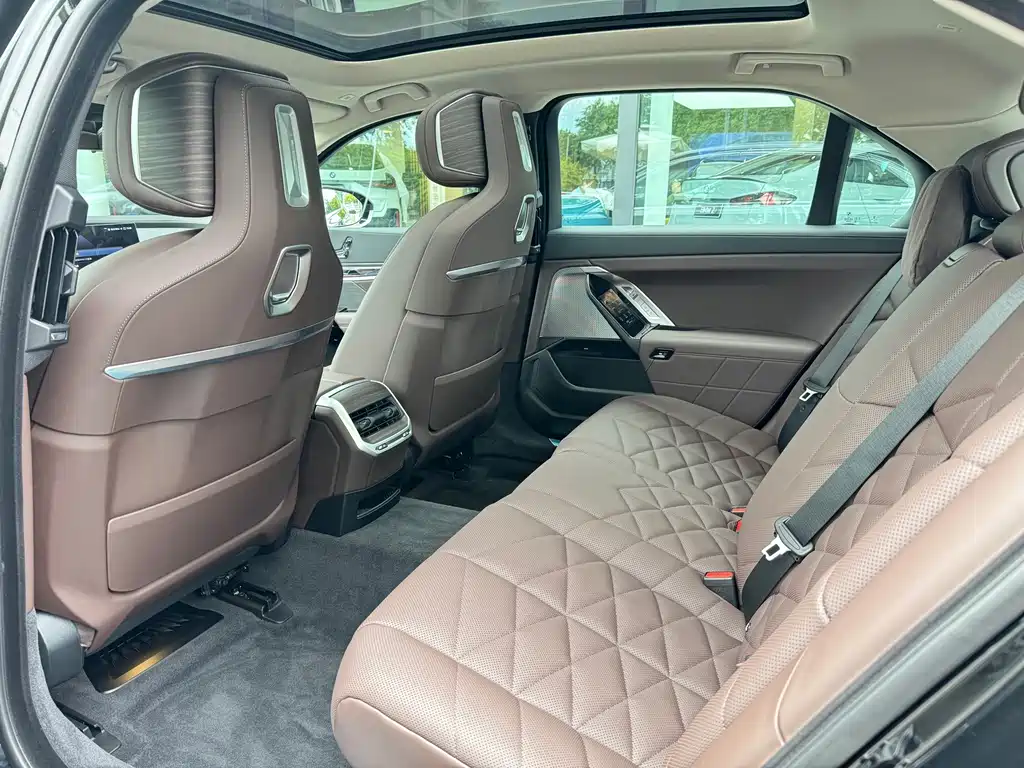 BMW 7 Series — миниатюра 15