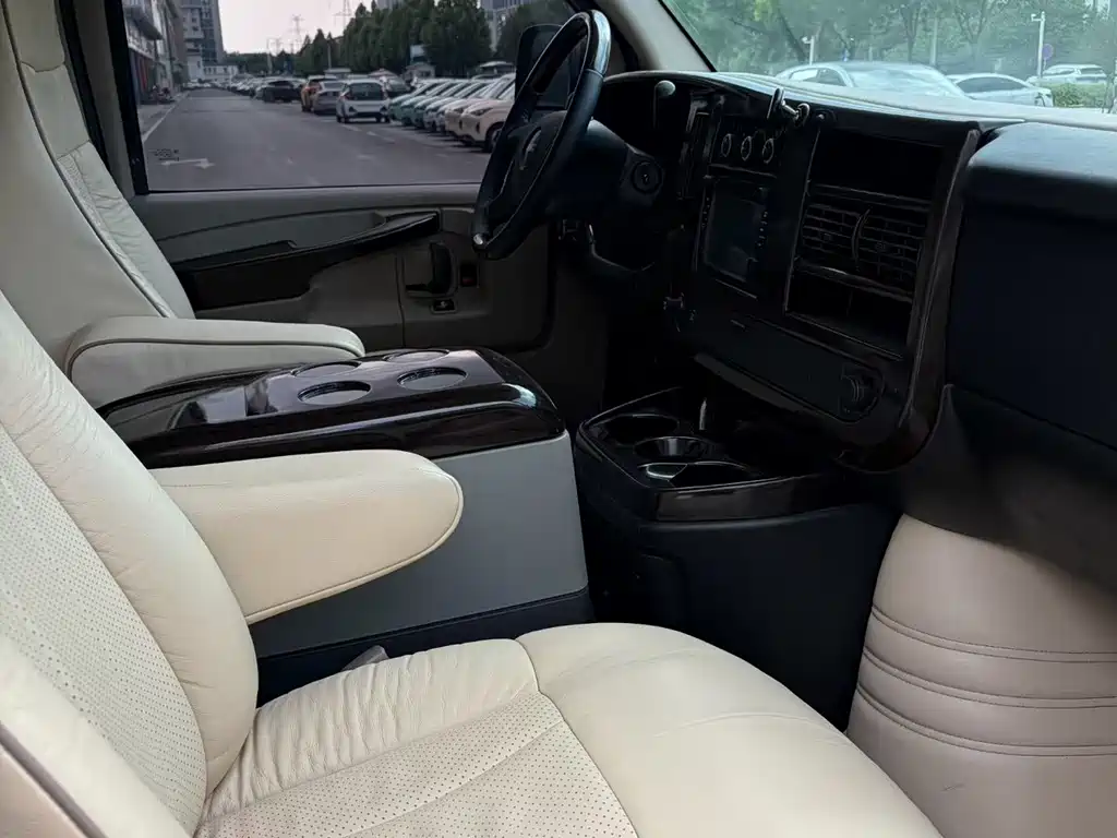 GMC Savana — миниатюра 6