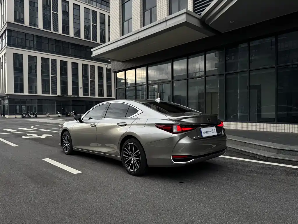 Lexus ES — миниатюра 8