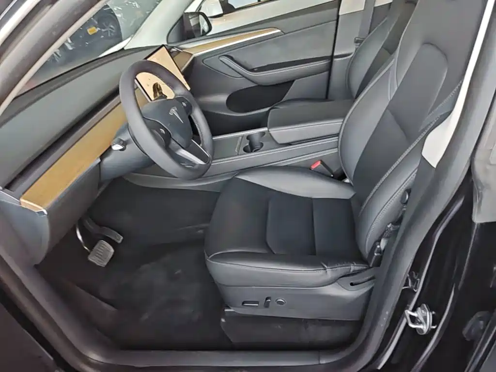 Tesla Model Y — миниатюра 15