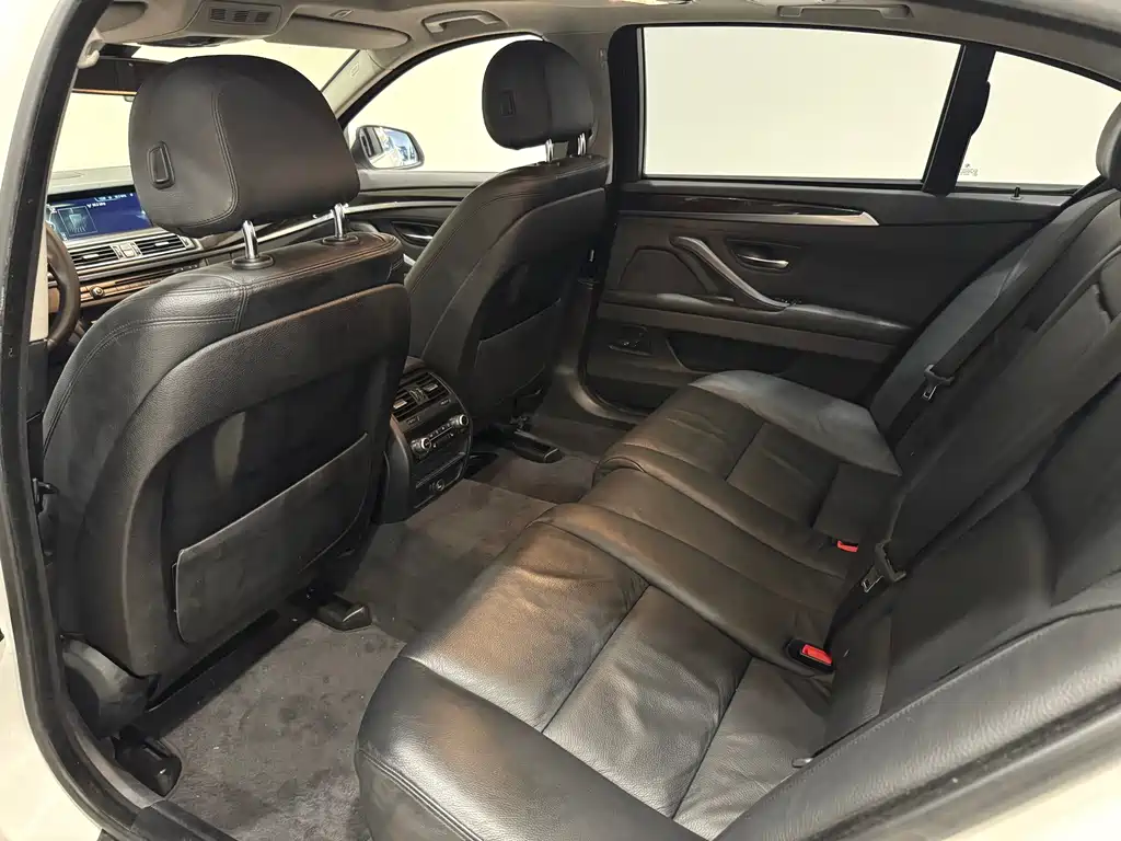 BMW 5 Series — миниатюра 6