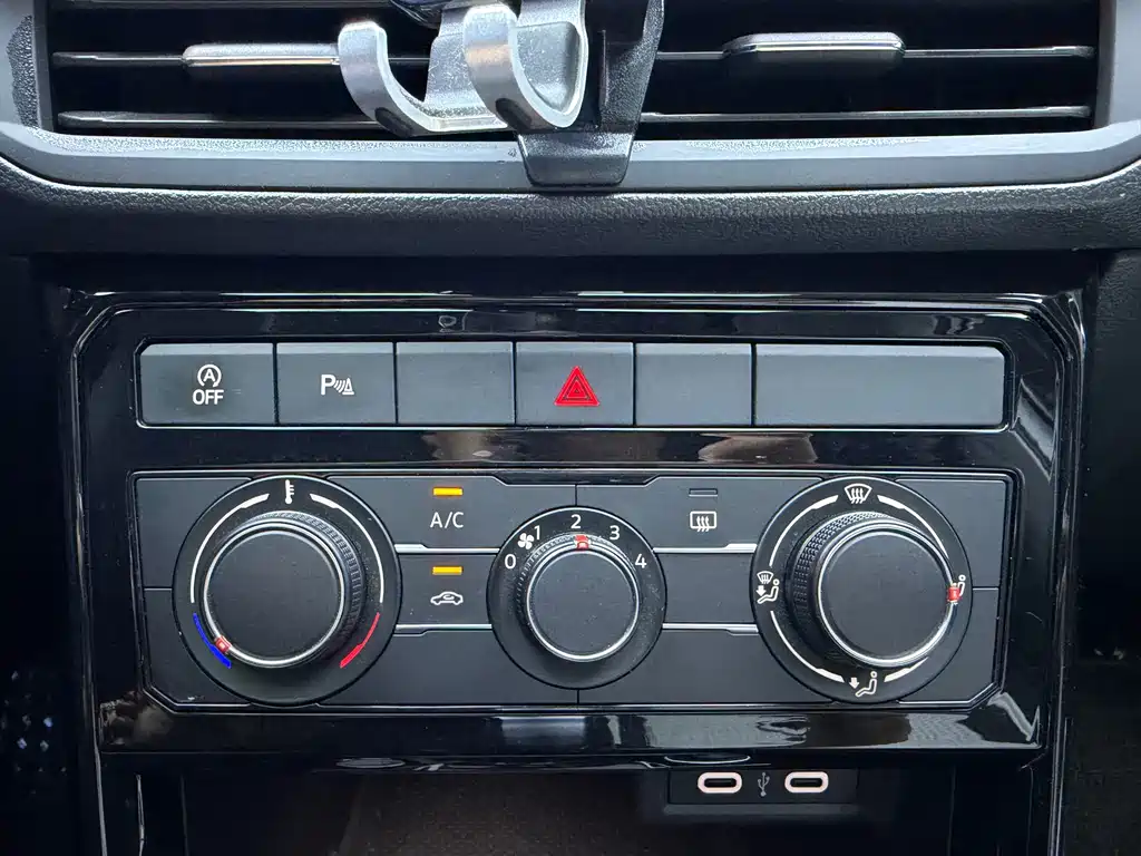 Volkswagen Tacqua 1.5L Auto Joy Connected Edition, фото 12