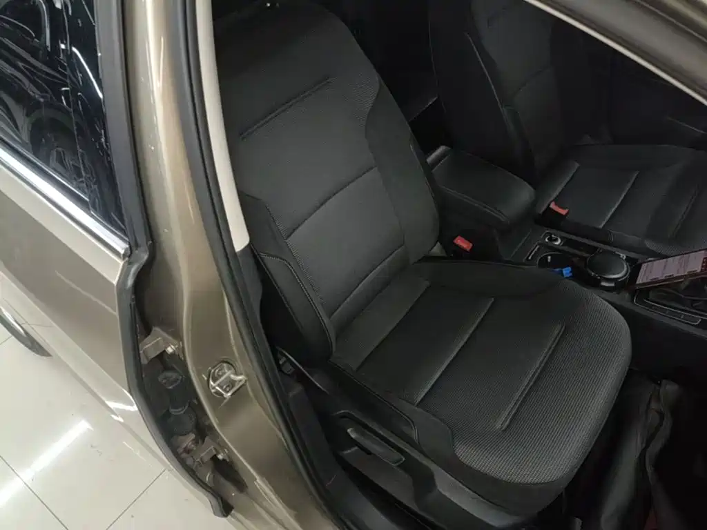Volkswagen Golf — миниатюра 25