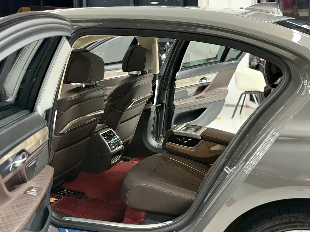 BMW 7 Series — миниатюра 7