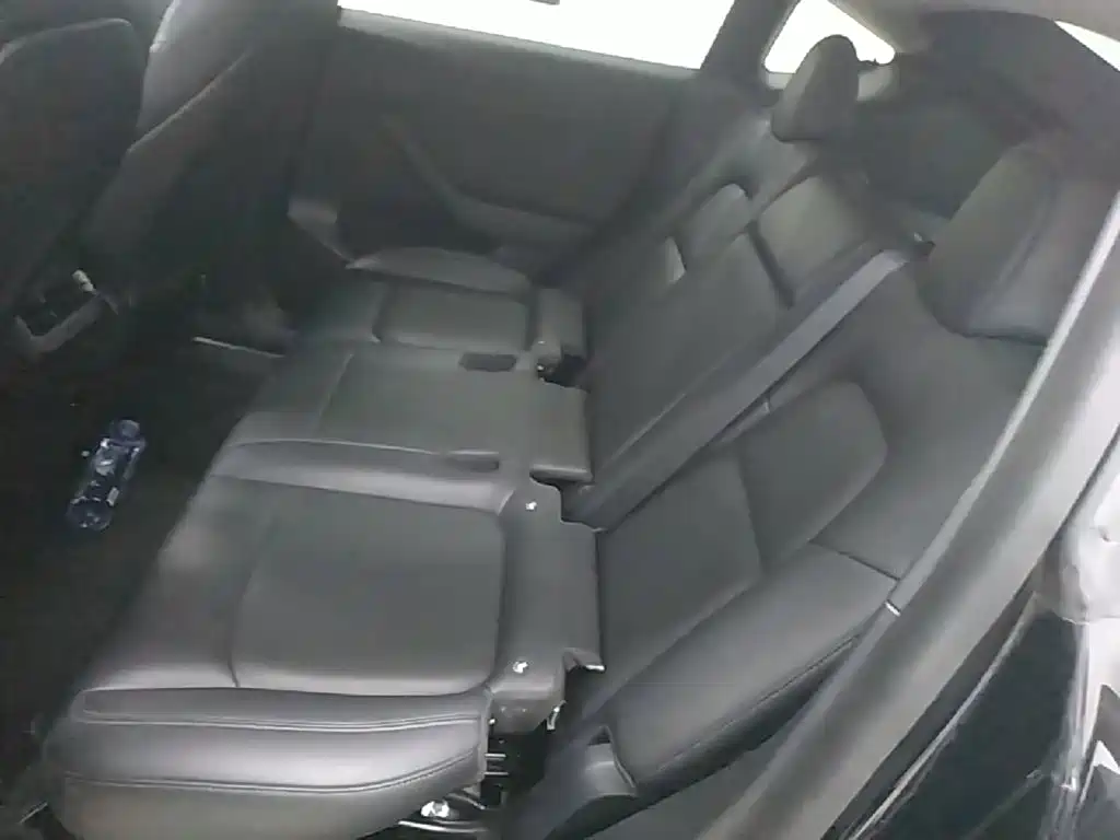 Tesla Model Y — миниатюра 17