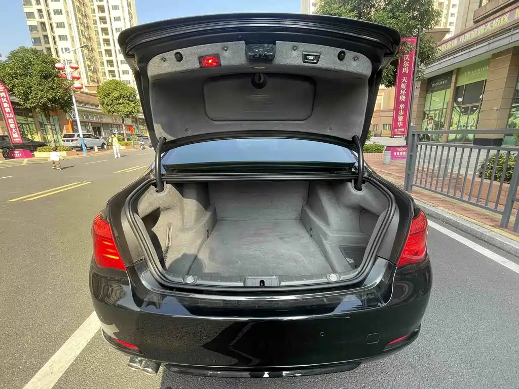 BMW 7 Series — миниатюра 17