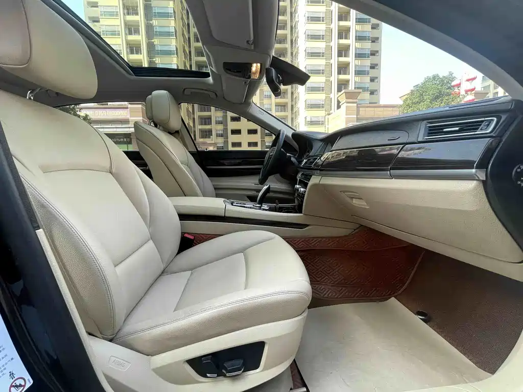 BMW 7 Series — миниатюра 10