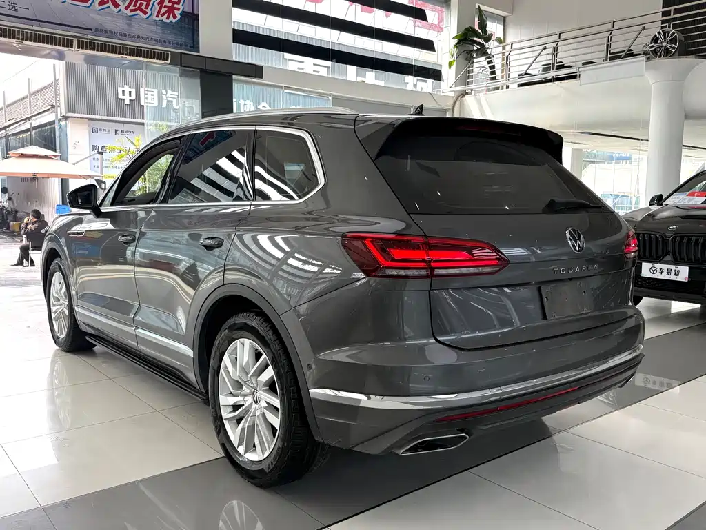 VOLKSWAGEN TOUAREG