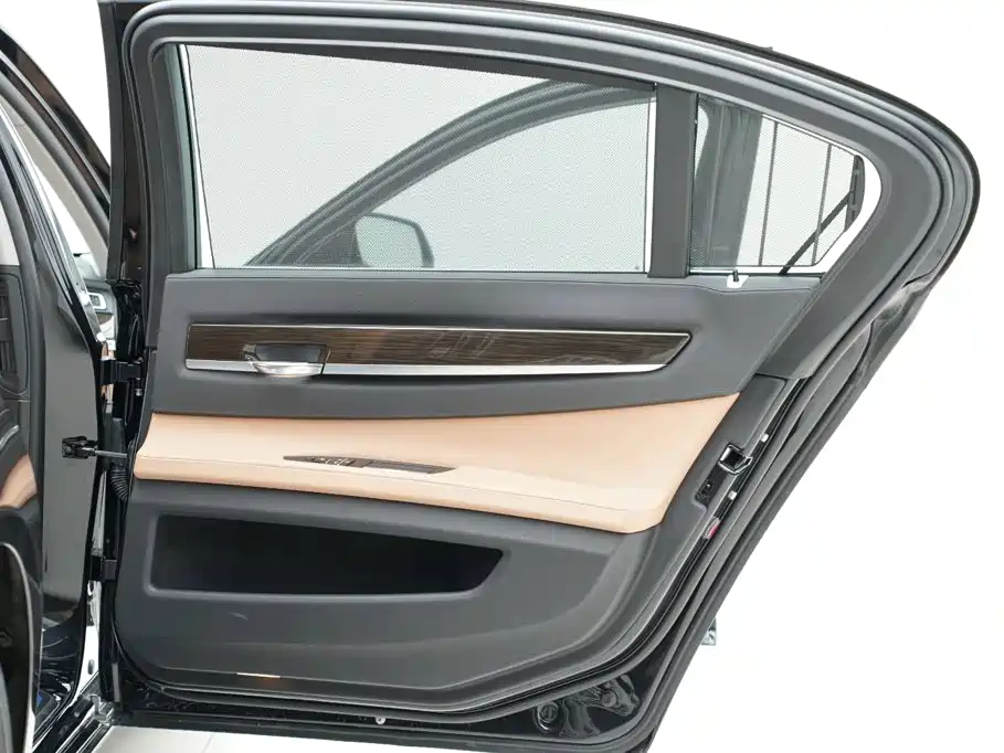 BMW 7 Series — миниатюра 24