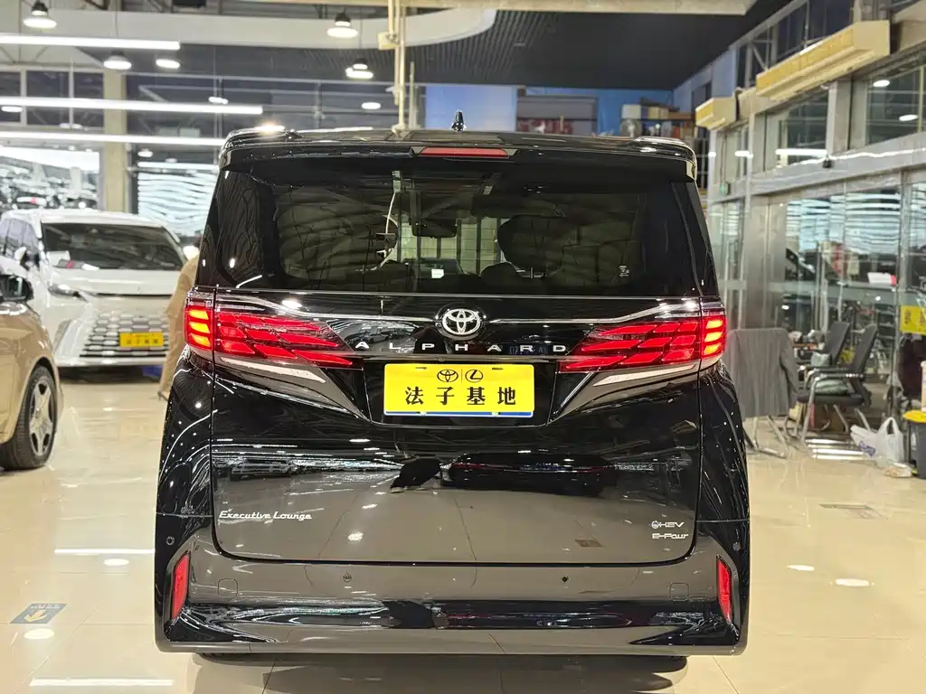 Toyota Alphard — миниатюра 26