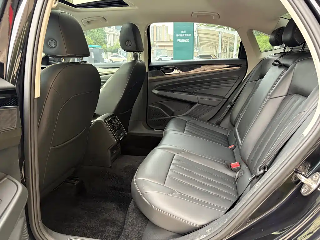 Volkswagen Passat PHEV — миниатюра 11