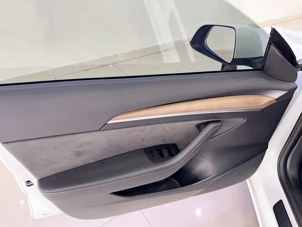 Tesla Model 3 — миниатюра 22