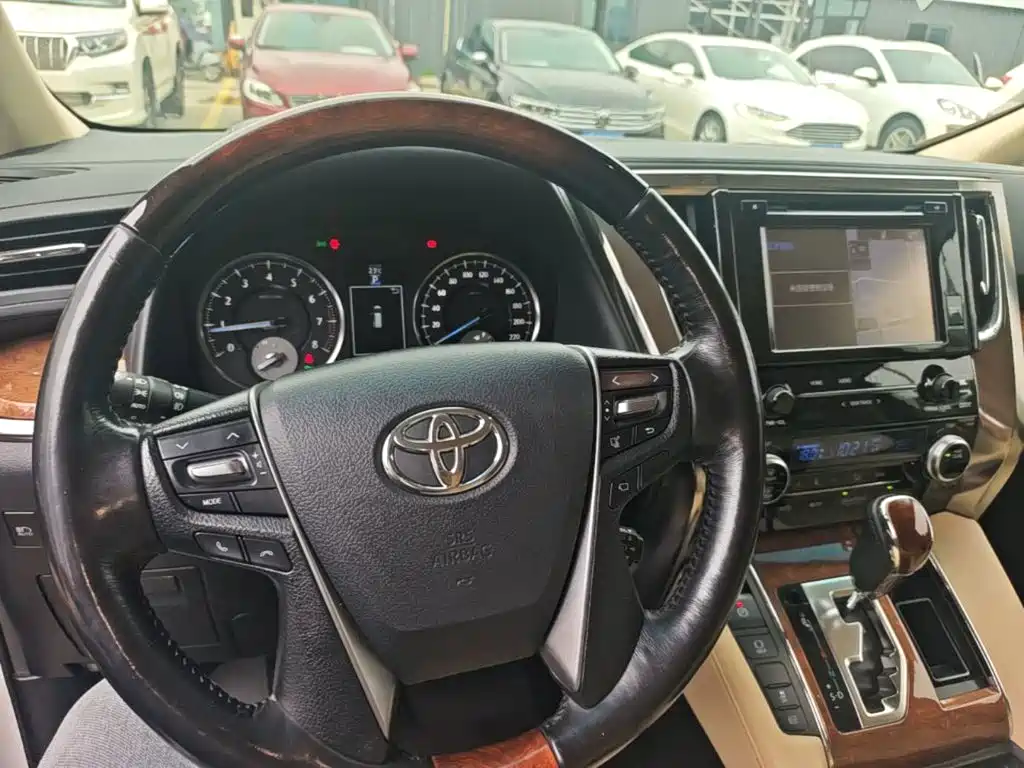 Toyota Alphard — миниатюра 11