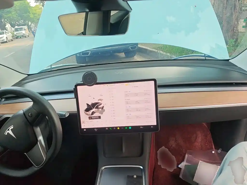 Tesla Model 3 — миниатюра 10