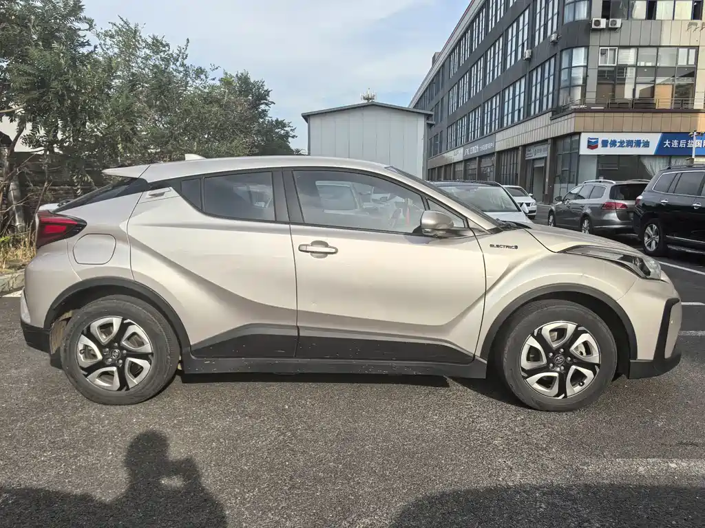 Toyota C-HR EV — миниатюра 6