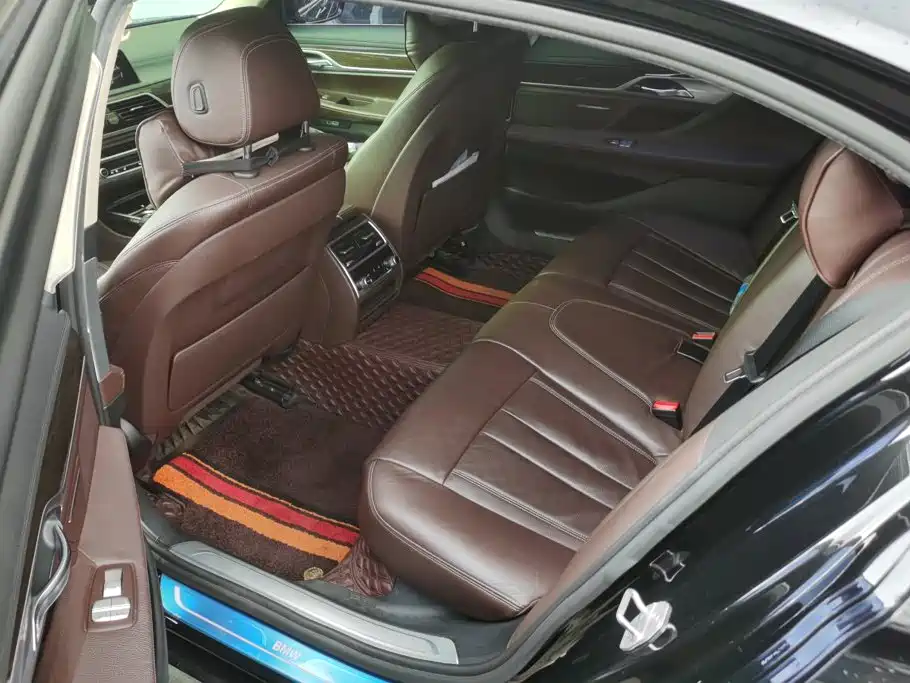 BMW 7 Series — миниатюра 11