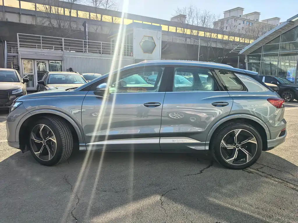 AUDI Q4 E TRON