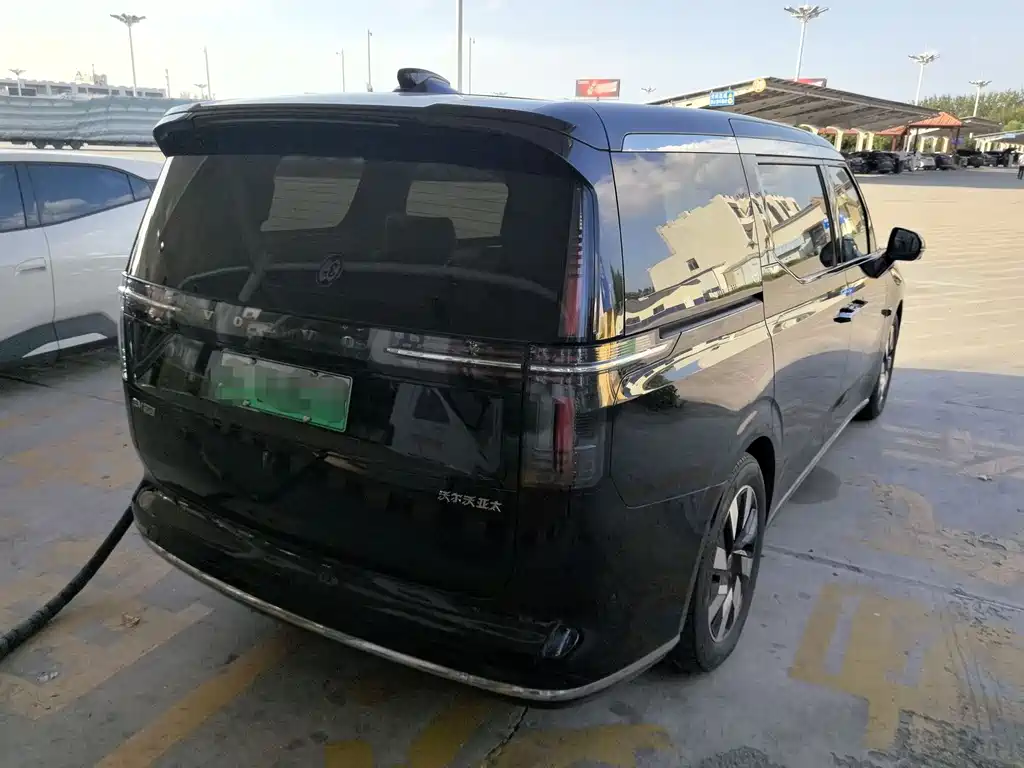 Volvo EM90 2025 Ultra мест