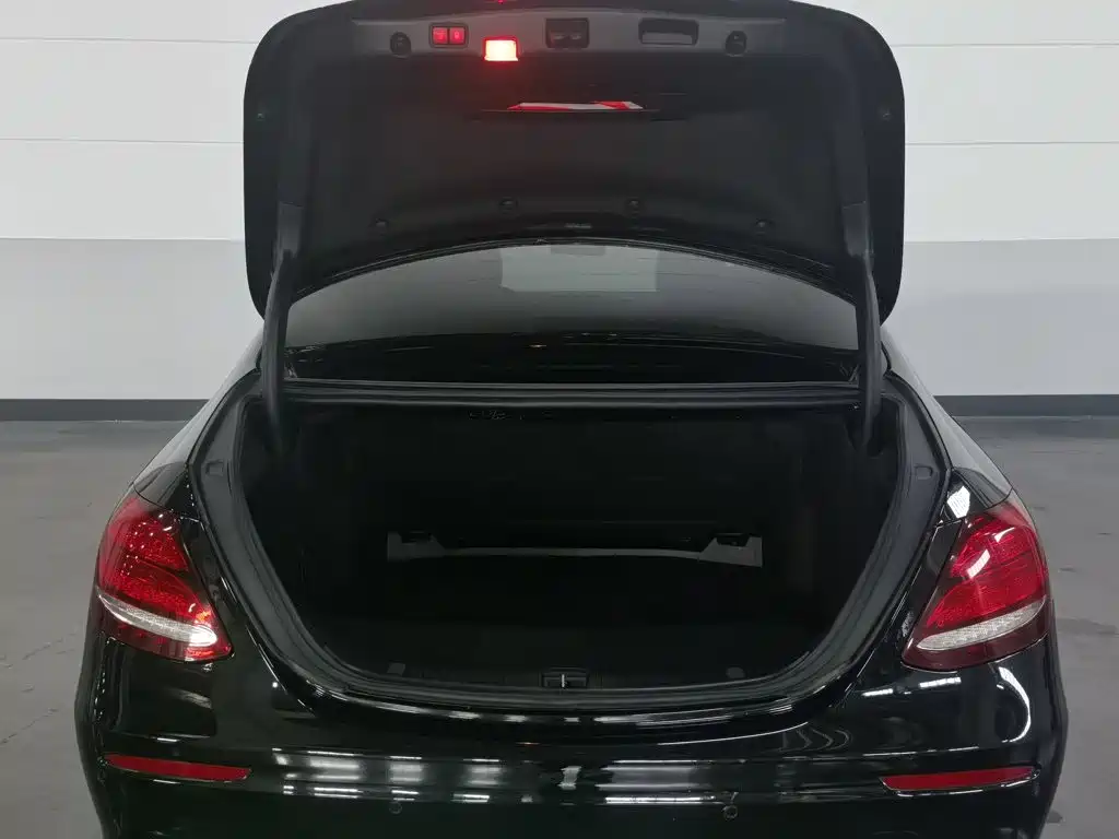 Mercedes-Benz E-Class — миниатюра 16