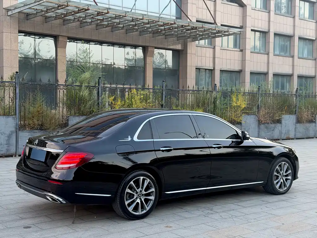 Mercedes-Benz E-Class — миниатюра 7