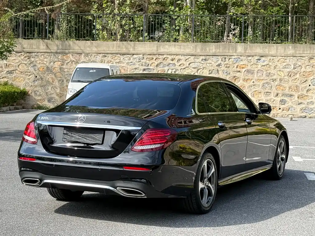 Mercedes-Benz E-Class — миниатюра 7