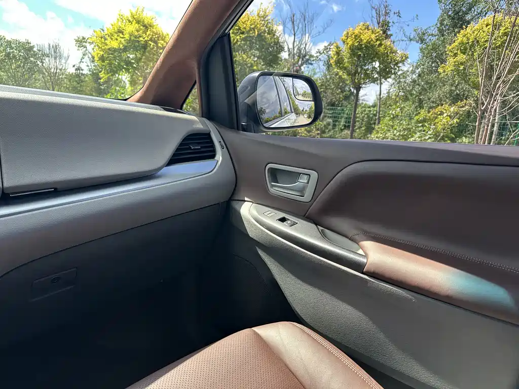 Toyota Sienna — миниатюра 14
