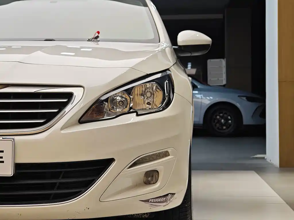 Peugeot 408 2015 1.2T AT Luxury
