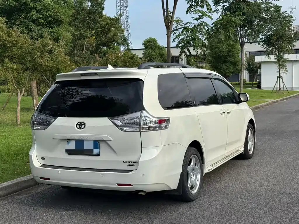 Toyota Sienna — миниатюра 5