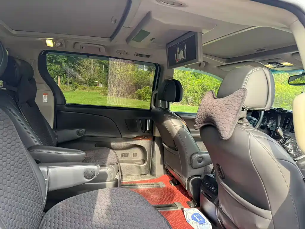Toyota Sienna — миниатюра 14