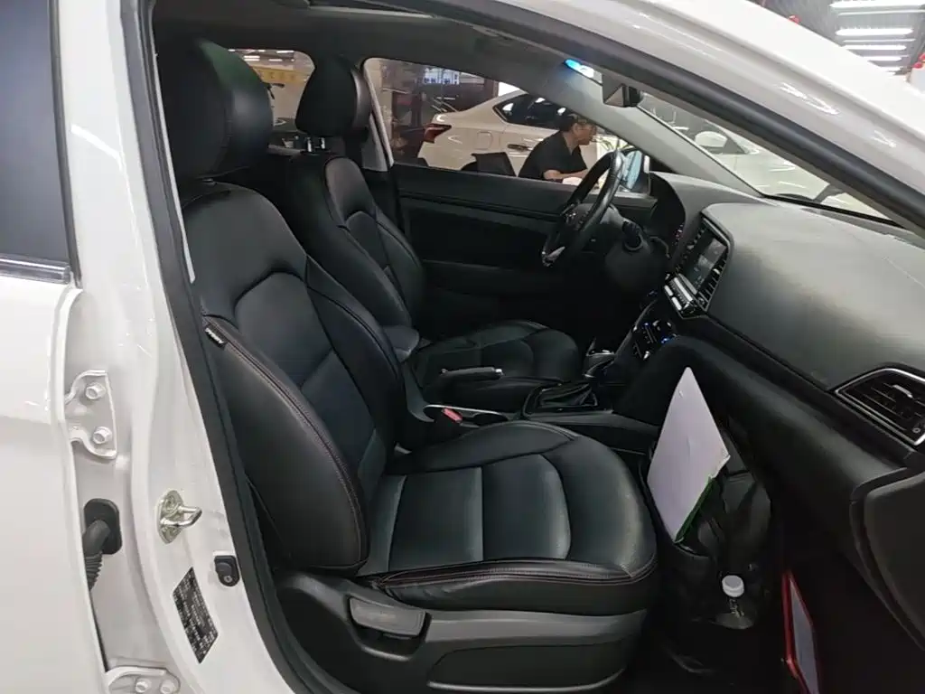 Hyundai Elantra — миниатюра 25