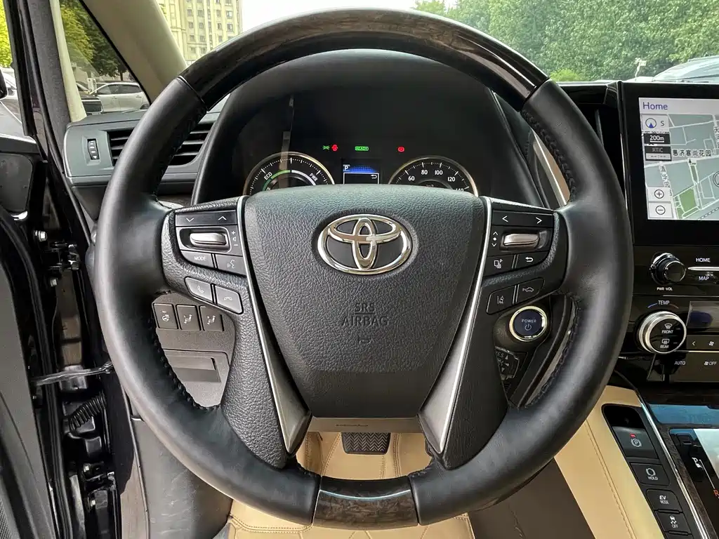 Toyota Alphard — миниатюра 6