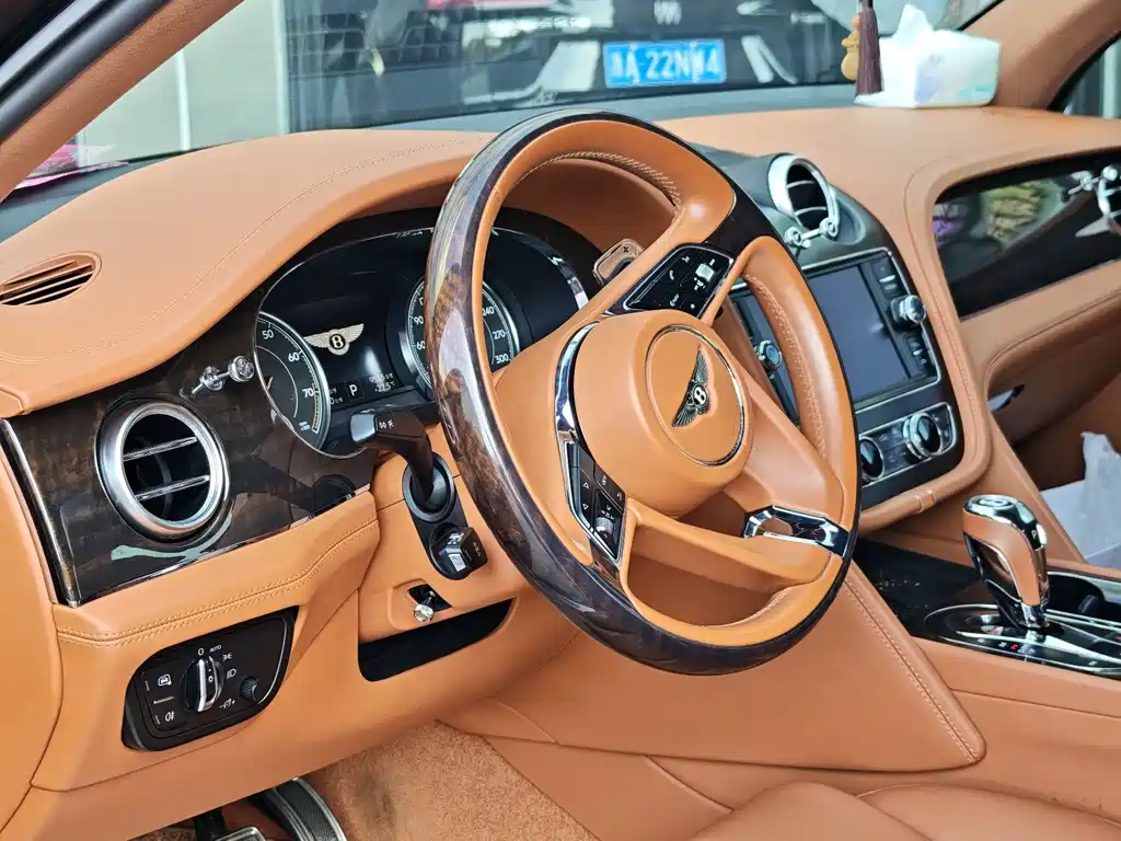 Bentley Bentayga — миниатюра 12