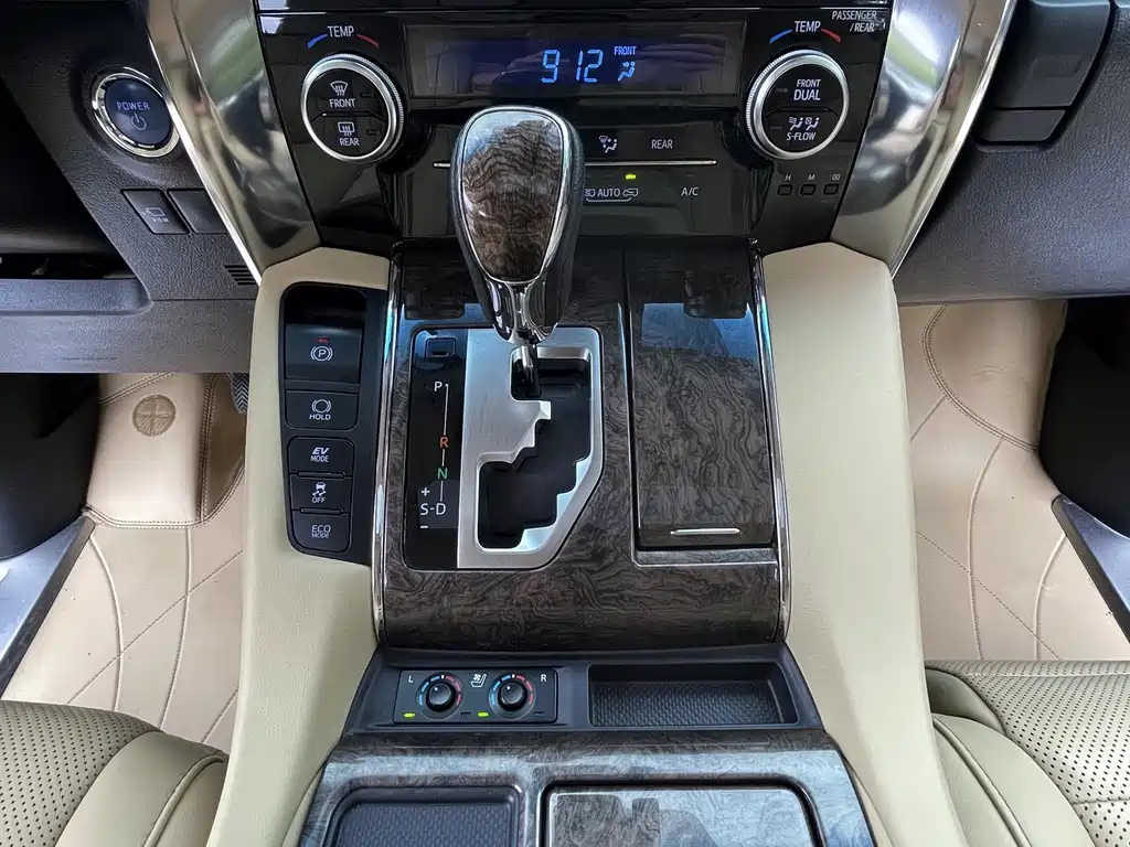Toyota Alphard — миниатюра 11