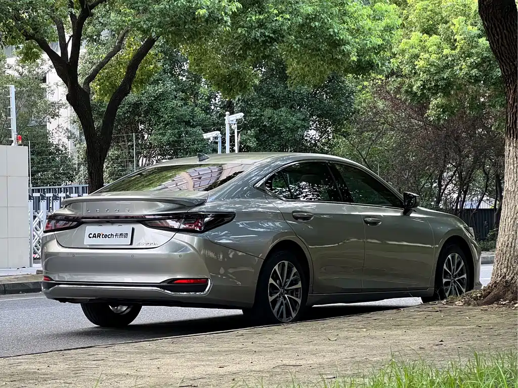 Lexus ES — миниатюра 5