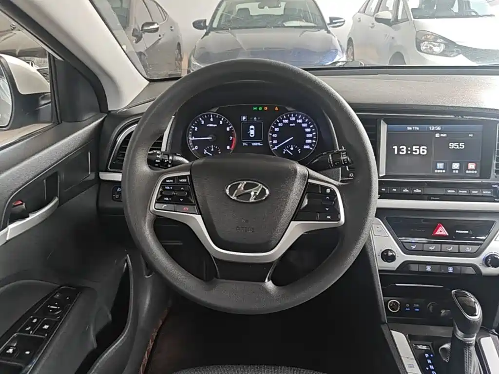 Hyundai Elantra — миниатюра 11