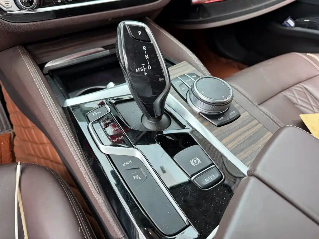 BMW 5 Series New Energy — миниатюра 9