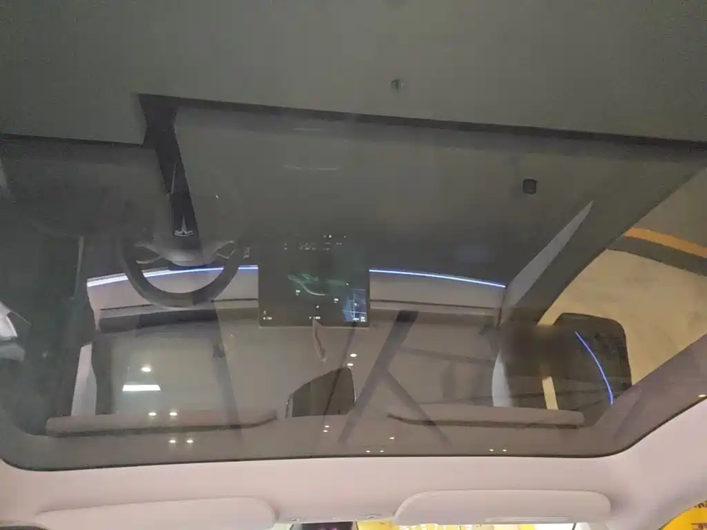 Tesla Model Y — миниатюра 18