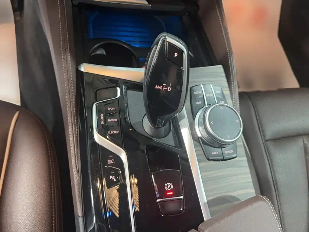 BMW 5 Series New Energy — миниатюра 10