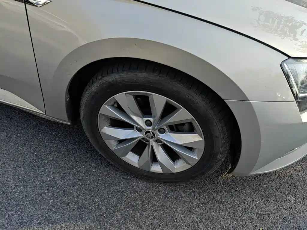 Skoda Superb — миниатюра 8