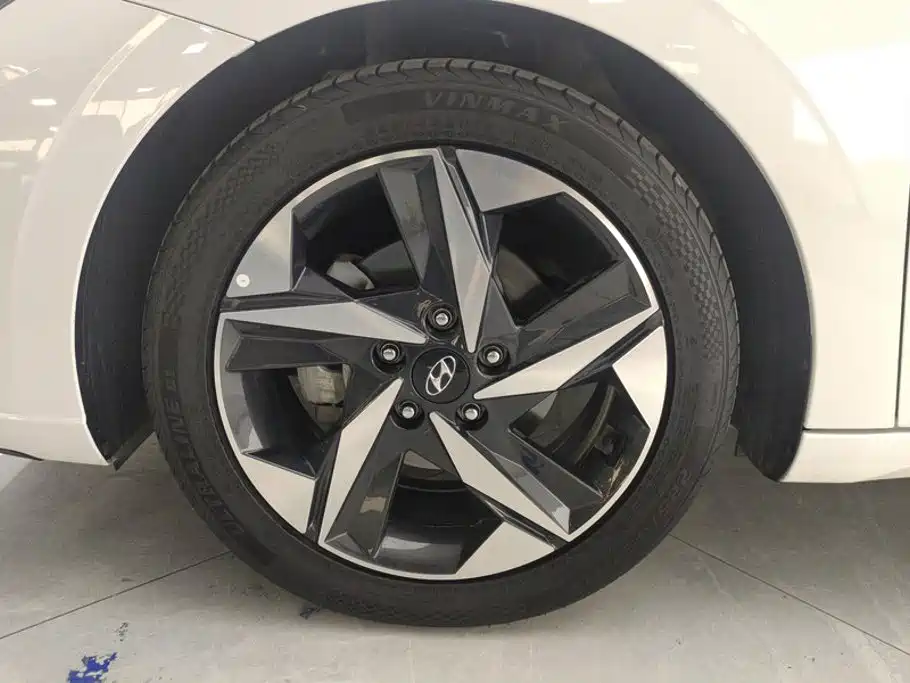 Hyundai Elantra — миниатюра 6