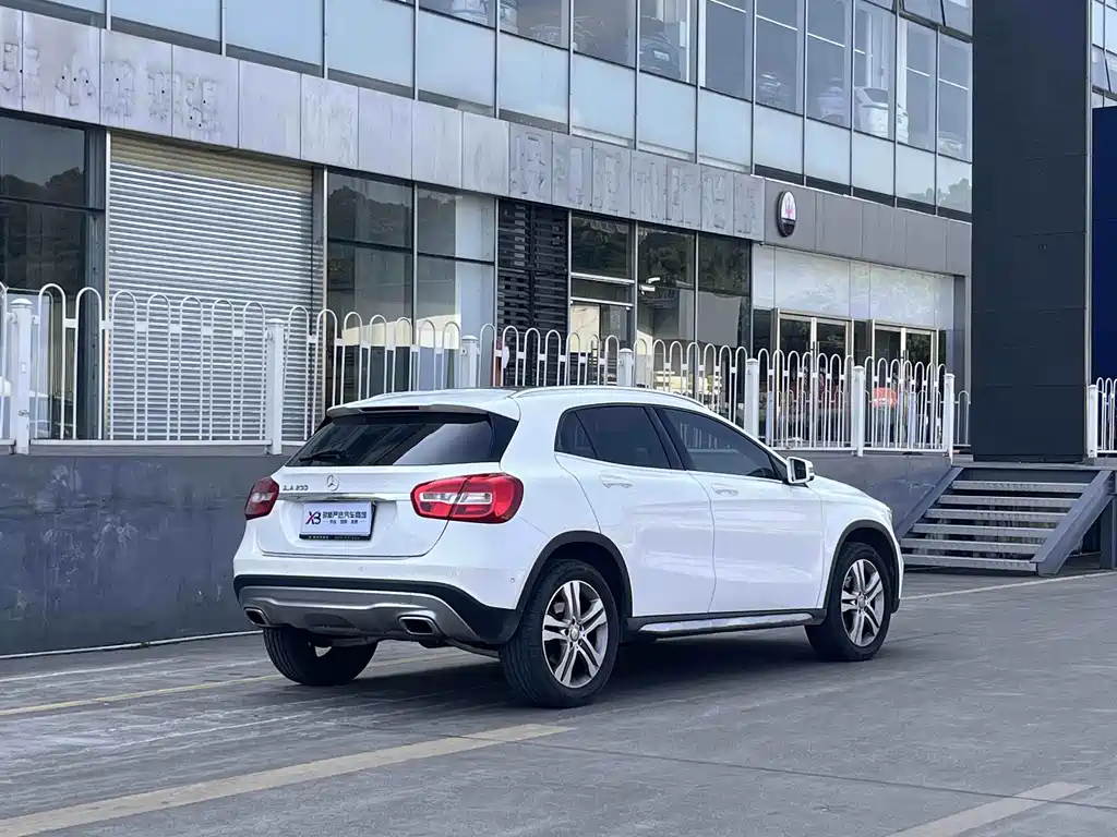 MERCEDES-BENZ GLA