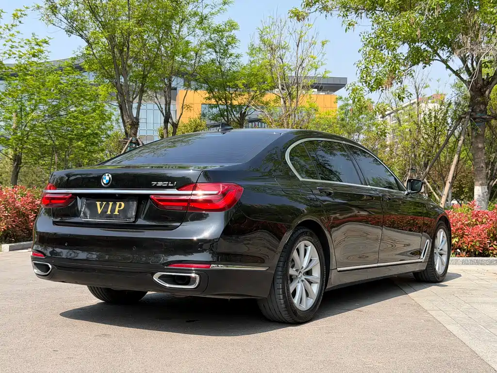 BMW 7 Series — миниатюра 22