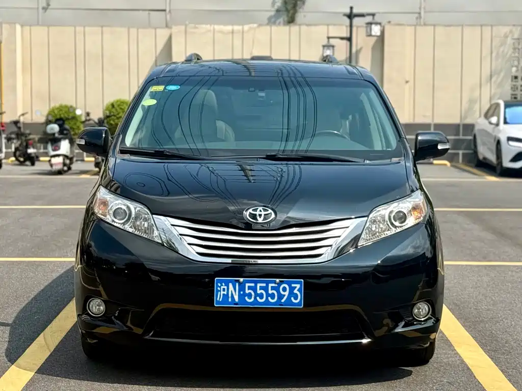 Toyota Sienna — миниатюра 2