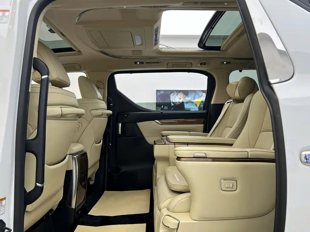 Toyota Alphard — миниатюра 23