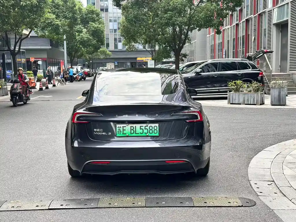 Tesla Model 3 — миниатюра 8