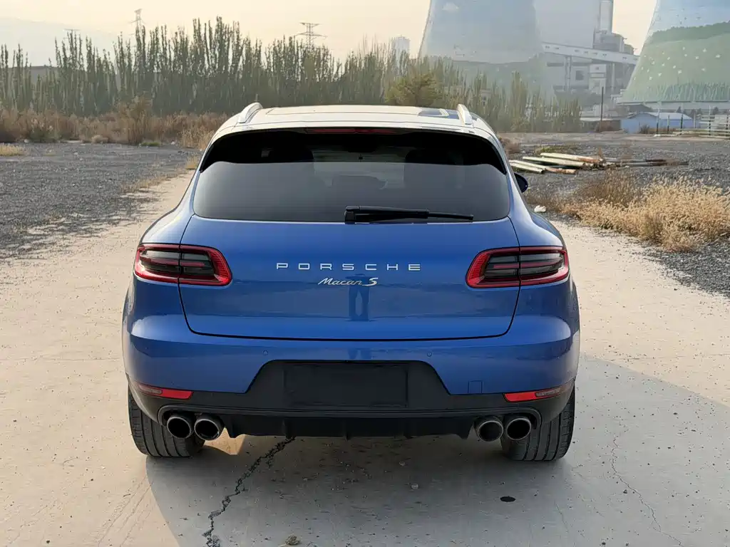 PORSCHE MACAN