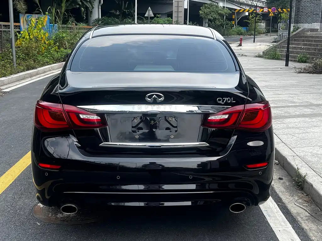 INFINITI Q70