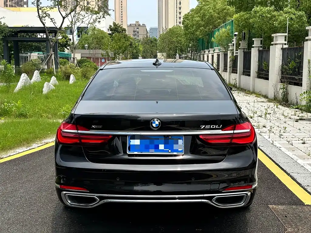 BMW 7 Series — миниатюра 4