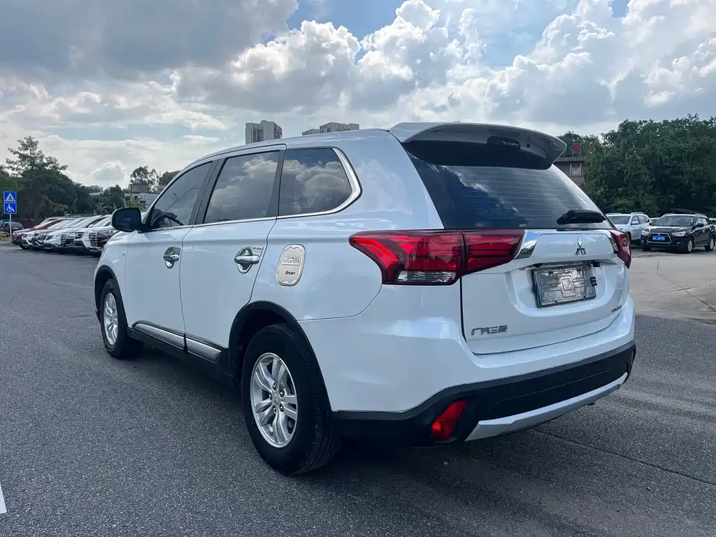 Mitsubishi Outlander — миниатюра 6